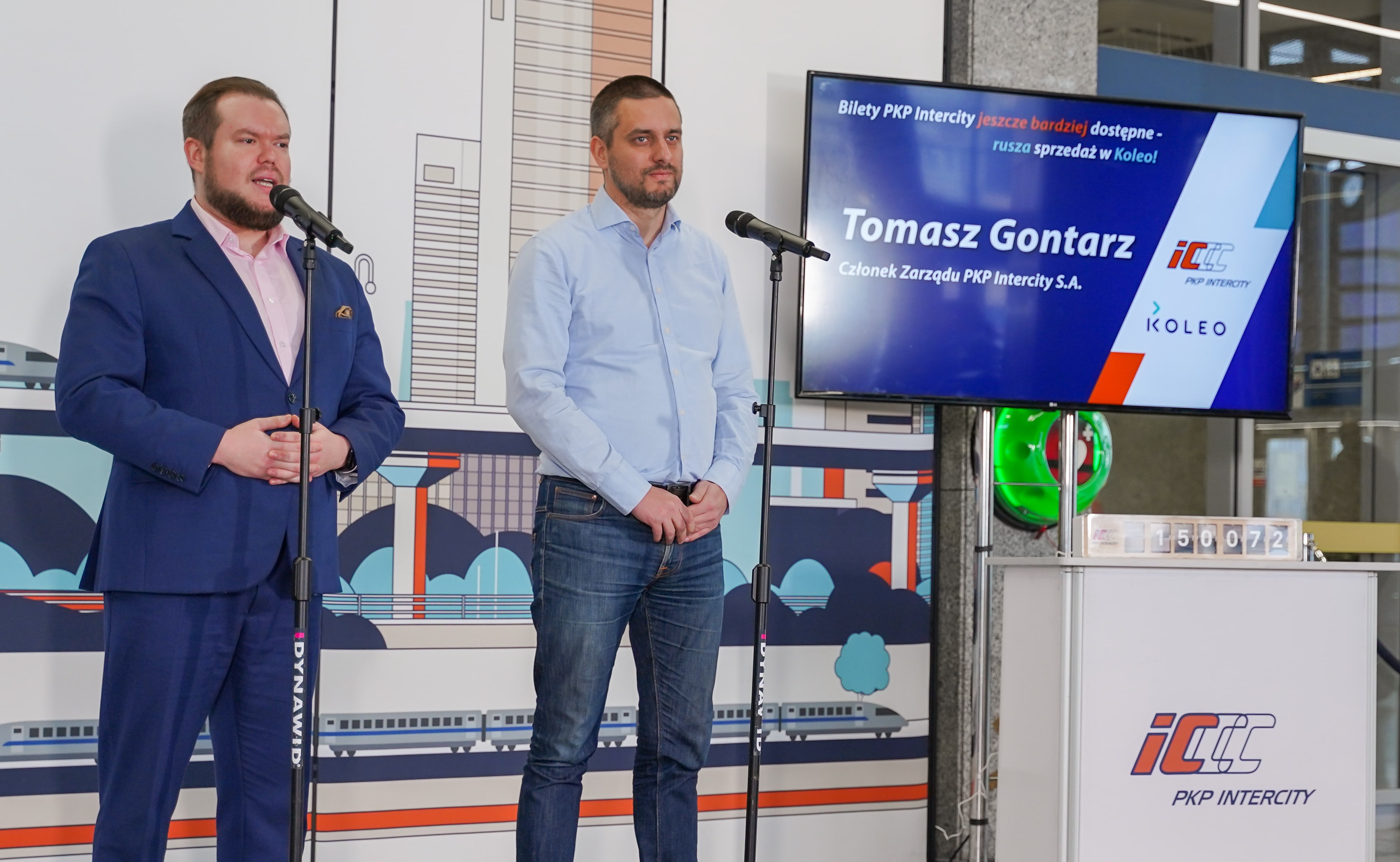 Tomasz Gontarz - członek zarządu PKP Intercity (z lewej) i Jakub Czajkowski - prezes zarządu Astarium (z prawej)