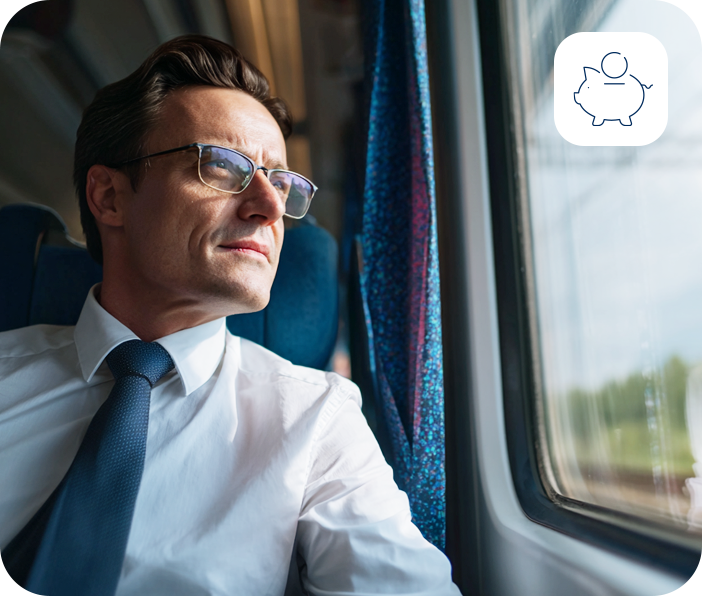 Mężczyzna w garniturze siedzi w wagonie PKP Intercity i patrzy przez okno, w rogu widoczna ikona skarbonki symbolizująca oszczędność.