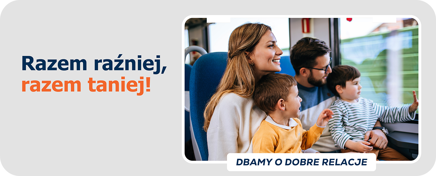Obraz przedstawia czteroosobową rodzinę idąca przez dworzec