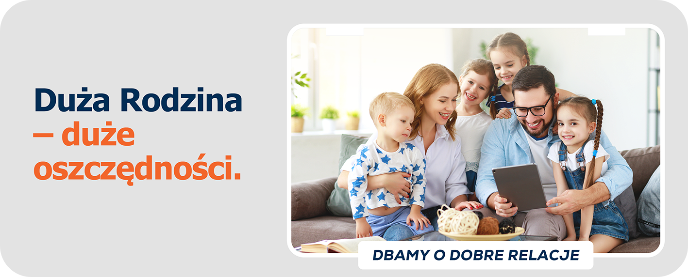 Obraz przedstawia uśmiechniętych rodziców z trójką dzieci